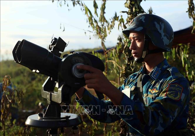 Chiến sĩ thực binh điều khiển thiết bị quang học quan sát mục tiêu. Ảnh: An Đăng - TTXVN