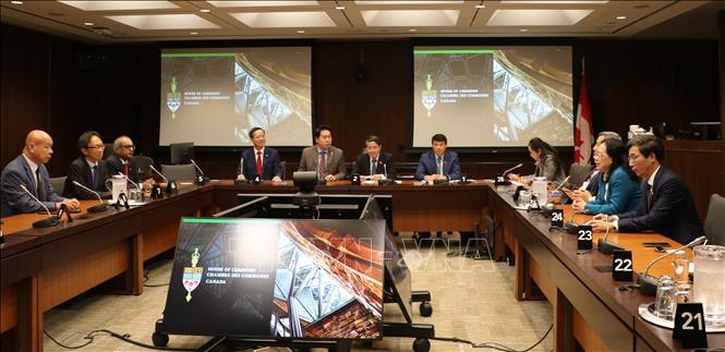 Quang cảnh chung buổi làm việc với Nhóm nghị sĩ hữu nghị Canada-Việt Nam. Ảnh: Nguyễn Viết Tuân - PV TTXVN tại Canada