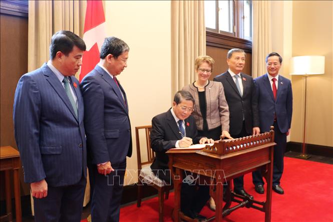 Phó chủ tịch Quốc hội Nguyễn Đức Hải ghi lưu bút tại Văn phòng Chủ tịch Thượng viện Raymonde Gagne. Ảnh: Nguyễn Viết Tuân PV TTXVN tại Canada