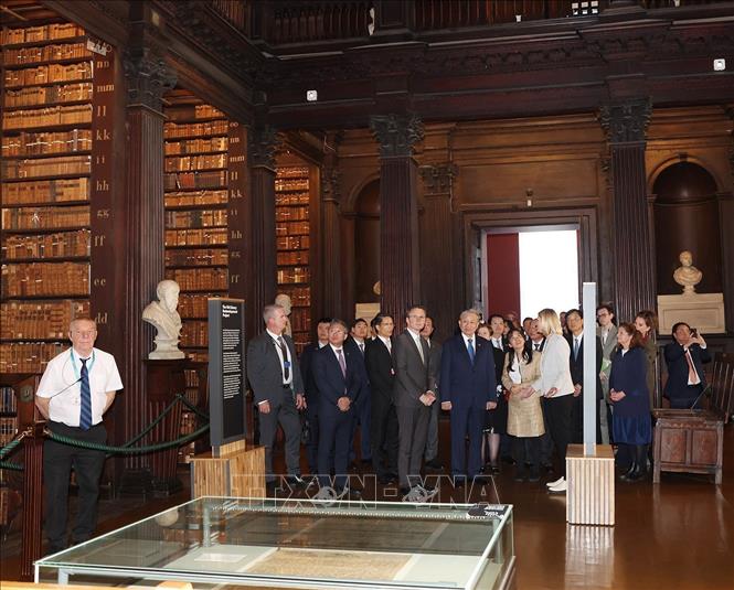 General Secretary of the Communist Party of Vietnam Central Committee and State President To Lam visits the Old Library which houses over six million printed volumes with extensive collections of journals, manuscripts, maps and music reflecting over 400 years of academic development. VNA Photo: Trí Dũng