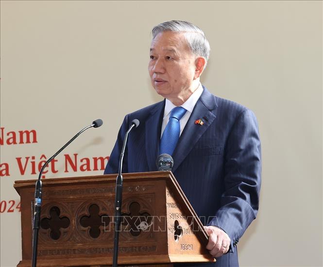 General Secretary of the Communist Party of Vietnam Central Committee and State President To Lam delivers a policy speech while visiting Trinity College Dublin in Ireland. VNA Photo: Trí Dũng