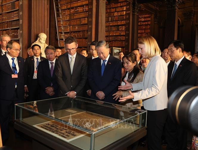 General Secretary of the Communist Party of Vietnam Central Committee and State President To Lam visits the Old Library which houses over six million printed volumes with extensive collections of journals, manuscripts, maps and music reflecting over 400 years of academic development. VNA Photo: Trí Dũng