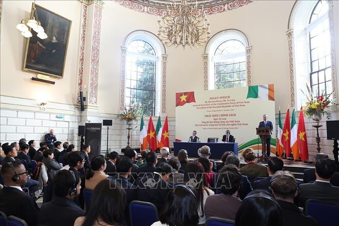 General Secretary of the Communist Party of Vietnam Central Committee and State President To Lam delivers a policy speech while visiting Trinity College Dublin in Ireland. VNA Photo: Trí Dũng