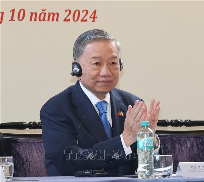 General Secretary of the Communist Party of Vietnam Central Committee and State President To Lam visits Trinity College Dublin in Ireland. VNA Photo: Trí Dũng