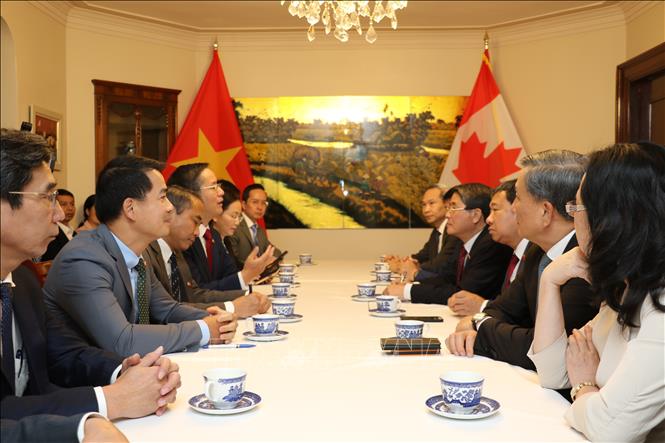 Đoàn đại biểu Quốc hội Việt Nam do Phó Chủ tịch Nguyễn Đức Hải dẫn đầu gặp gỡ cán bộ, nhân viên Đại sứ quán Việt Nam ở Ottawa. Ảnh: Nguyễn Viết Tuân - PV TTXVN tại Canada