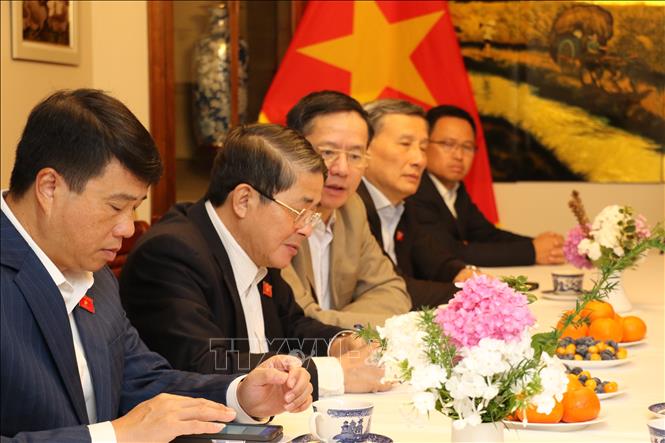 Phó Chủ tịch Quốc hội Nguyễn Đức Hải gặp gỡ cộng đồng người Việt tại Ottawa. Ảnh: Nguyễn Viết Tuân - PV TTXVN tại Canada