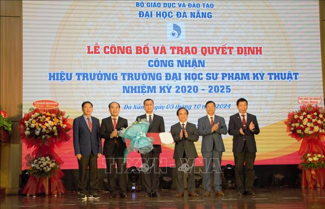 Lãnh đạo Đại học Đà Nẵng trao quyết định công nhận Hiệu trưởng cho tân Hiệu trưởng trường Đại học Sư phạm Kỹ thuật (Đại học Đà Nẵng). Ảnh: Văn Dũng-TTXVN