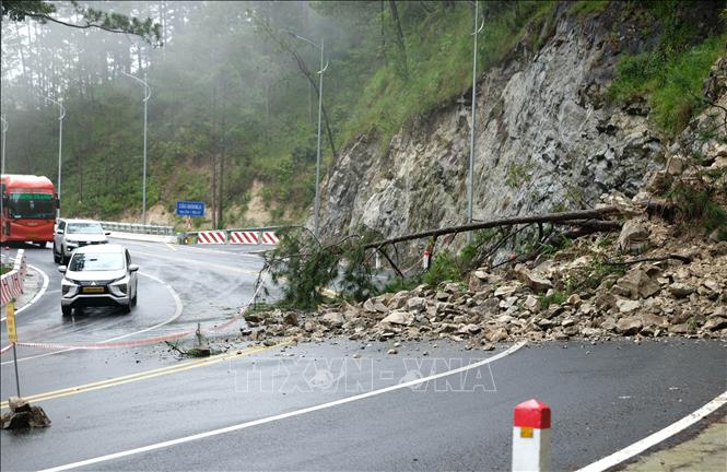 Vị trí điểm sạt lở thuộc phía taluy dương, đoạn giữa đèo Prenn, gần cầu Datanla (cách khu du lịch thác Datanla khoảng 1km). Ảnh: Nguyễn Dũng – TTXVN