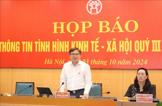 Chánh Văn phòng - Người phát ngôn của UBND thành phố Hà Nội Trương Việt Dũng chủ trì buổi họp báo. Ảnh: Nguyễn Thắng - TTXVN
