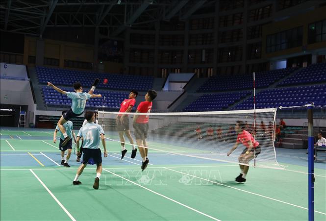 Trận chung kết nội dung đồng đội đội tuyển nam giữa Bắc Giang (áo xanh) và Thành phố Hồ Chí Minh (áo cam). Ảnh: Đồng Thúy-TTXVN