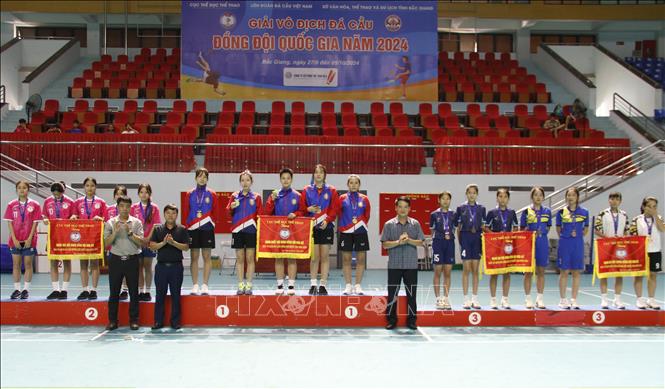 Ban Tổ chức trao huy chương nội dung đồng đội đơn nữ cho các đội xuất sắc. Ảnh: Đồng Thúy-TTXVN