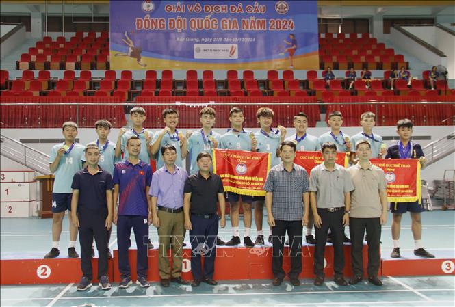 Ban Tổ chức trao Huy chương Vàng nội dung đồng đội đội tuyển nam cho đội Bắc Giang. Ảnh: Đồng Thúy-TTXVN