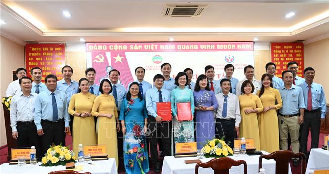 Các đại biểu tại lễ ký kết. Ảnh: Nhật Bình - TTXVN 
