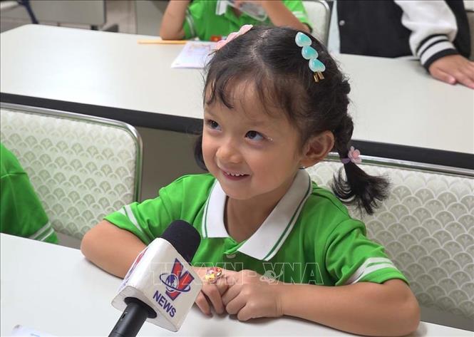 Bé Phương Anh, 3 tuổi, xung phong hát bài “Đi học”. Ảnh: Nguyễn Tuyến - Pv TTXVN tại Nhật Bản 