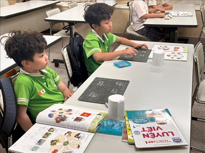 Học sinh của trường Việt ngữ Cây Tre sử dụng giáo trình tiếng Việt. Ảnh: Xuân Giao - Pv TTXVN tại Nhật Bản