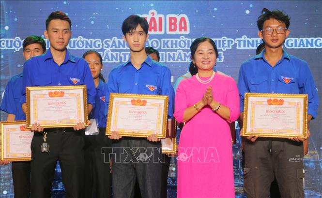 Bà Nguyễn Thị Mỹ Linh, Chủ tịch Hội doanh nhân trẻ tỉnh An Giang trao giải Ba cuộc thi Ý tưởng sáng tạo khởi nghiệp tỉnh An Giang lần thứ 8 năm 2024. Ảnh: Công Mạo-TTXVN