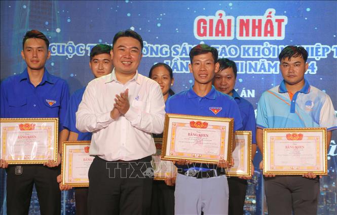 Anh Đỗ Minh Sang, Phó Bí thư Tỉnh đoàn, Chủ tịch Hội Liên hiệp Thanh niên Việt Nam tỉnh An Giang trao giải Nhất cho bạn Trần Ngọc Thuận (đến từ thị xã Tịnh Biên, tỉnh An Giang) với dự án “Chén đĩa dùng một lần từ giấy lục bình”. Ảnh: Công Mạo-TTXVN