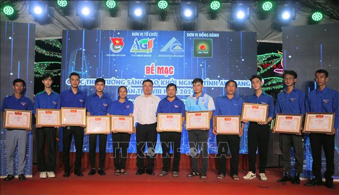 Anh Đỗ Minh Sang, Phó Bí thư Tỉnh đoàn, Chủ tịch Hội Liên hiệp Thanh niên Việt Nam tỉnh An Giang trao giải cho các ý tưởng, dự án khởi nghiệp xuất sắc. Ảnh: Công Mạo-TTXVN