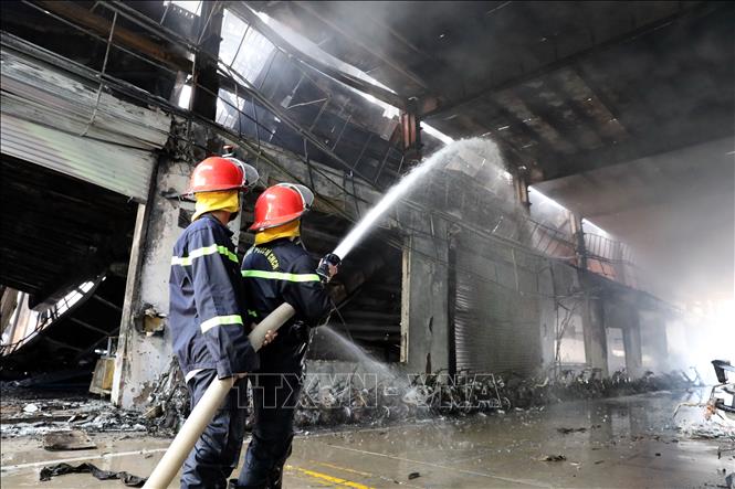 Lực lượng Phòng cháy, chữa cháy và tìm kiếm cứu nạn tỉnh Lạng Sơn nỗ lực dập lửa. Ảnh: Văn Đạt - TTXVN