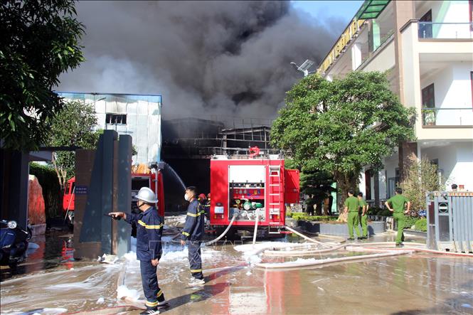 Lực lượng Phòng cháy, chữa cháy và tìm kiếm cứu nạn tỉnh Lạng Sơn nỗ lực dập lửa tại Công ty Trách nhiệm hữu hạn Một thành viên xe điện DK Việt Nhật, xã Hoàng Đồng, thành phố Lạng Sơn, tỉnh Lạng Sơn. Ảnh: Văn Đạt - TTXVN