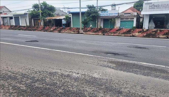 Đường ĐT.741 có thu phí nhưng nhiều ổ gà, ổ voi, sóng trâu gây mất an toàn cho phương tiện và người tham gia giao thông. Ảnh: TTXVN phát