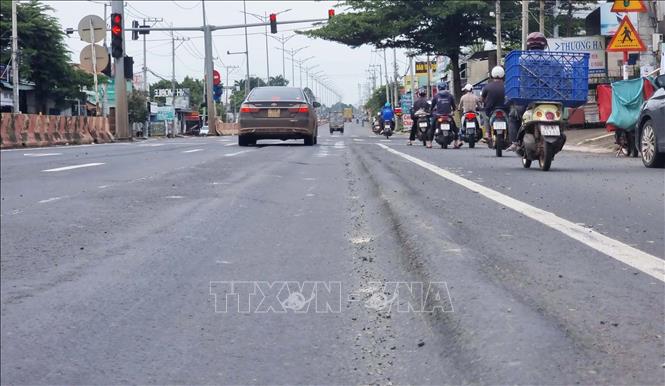 Đường ĐT.741 có thu phí nhưng nhiều ổ gà, ổ voi, sóng trâu gây mất an toàn cho phương tiện và người tham gia giao thông. Ảnh: TTXVN phát