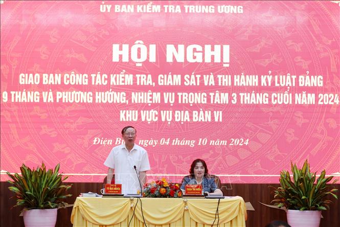 Đồng chí Trần Thị Hiền, Phó Chủ nhiệm Ủy ban kiểm tra Trung ương và đồng chí Tô Duy Nghĩa, Ủy viên Ủy ban kiểm tra Trung ương chủ trì Hội nghị. Ảnh: Trung Kiên - TTXVN