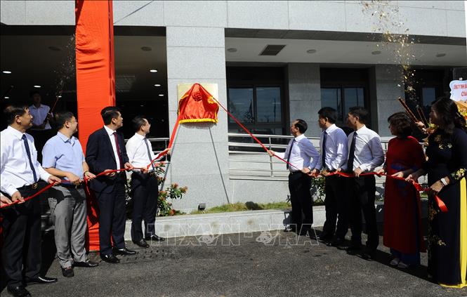 Các đại biểu thực hiện nghi thức gắn biển công trình cấp thành phố chào mừng 70 năm Giải phóng Thủ đô cho Nhà thi đấu đa năng huyện Đông Anh. Ảnh: Mạnh Khánh - TTXVN 