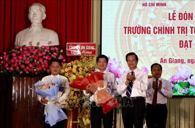 Ủy viên Ban Chấp hành Trung ương Đảng, Bí thư Tỉnh ủy An Giang Lê Hồng Quang tặng hoa chúc mừng Trường Chính trị Tôn Đức Thắng An Giang. Ảnh: Thanh Sang- TTXVN