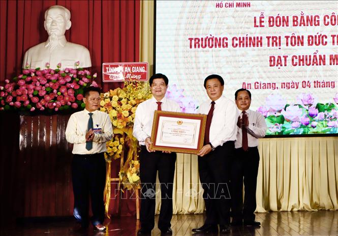 Giáo sư, Tiến sĩ Nguyễn Xuân Thắng, Uỷ viên Bộ Chính trị, Giám đốc Học viện Chính trị quốc gia Hồ Chí Minh, Chủ tịch Hội đồng lý luận Trung ương trao Bằng công nhận trường chính trị chuẩn mức 1 cho Trường Chính trị Tôn Đức Thắng An Giang. Ảnh: Thanh Sang- TTXVN