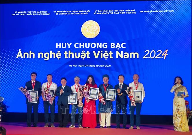 Ban tổ chức trao Huy chương Bạc cho các tác giả. Ảnh: Phương Lan - TTXVN 