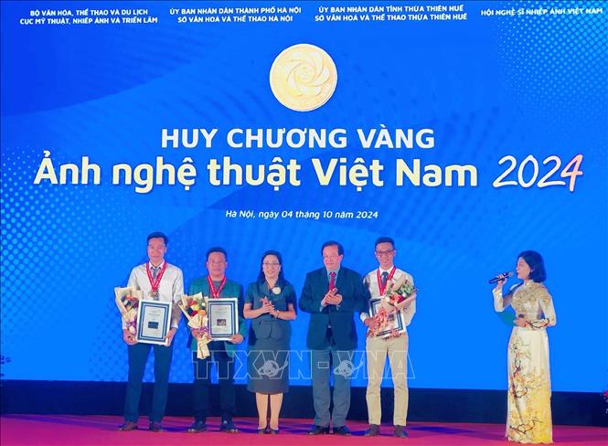 Ban tổ chức trao Huy chương Vàng cho các tác giả. Ảnh: Phương Lan - TTXVN 