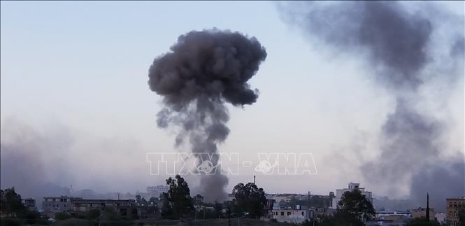 Khói bốc lên sau cuộc không kích nhằm vào các mục tiêu của lực lượng Houthi tại Sanaa, Yemen, ngày 4/10/2024. Ảnh: THX/TTXVN