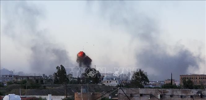Khói bốc lên sau cuộc không kích nhằm vào các mục tiêu của lực lượng Houthi tại Sanaa, Yemen, ngày 4/10/2024. Ảnh: THX/TTXVN