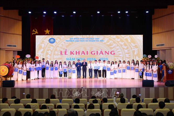 Vinh danh tân sinh viên có thành tích xuất sắc trong kỳ tuyển sinh năm 2024. Ảnh: Thanh Tùng - TTXVN