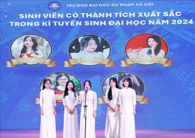 Vinh danh tân sinh viên có thành tích xuất sắc trong kỳ tuyển sinh năm 2024. Ảnh: Thanh Tùng - TTXVN
