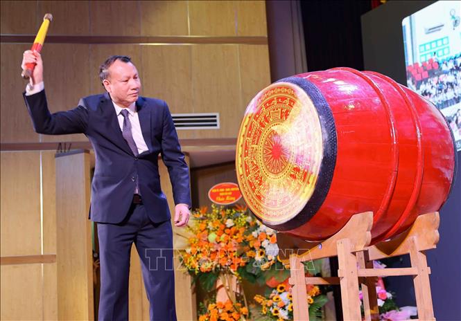 PGS.TS Nguyễn Đức Sơn, hiệu trưởng trường Đại học Sư phạm Hà Nội đánh trống khai giảng năm học mới. Ảnh: Thanh Tùng - TTXVN 