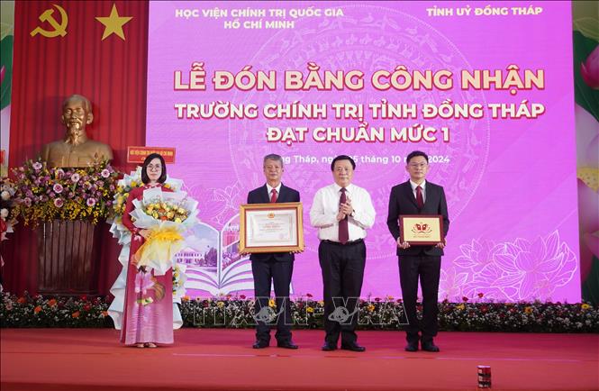 Giáo sư, Tiến sĩ Nguyễn Xuân Thắng, Ủy viên Bộ Chính trị, Giám đốc Học viện Chính trị quốc gia Hồ Chí Minh, Chủ tịch Hội đồng Lý luận Trung ương trao Bằng công nhận Trường Chính trị tỉnh Đồng Tháp đạt chuẩn mức 1. Ảnh: Nhựt An - TTXVN