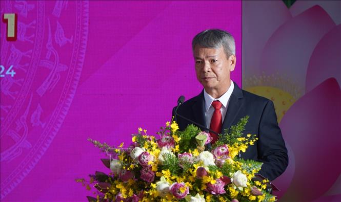Tiến sĩ Nguyễn Phước Dũng, Hiệu trưởng Trường Chính trị tỉnh Đồng Tháp trình bày Báo cáo tóm tắt kết quả xây dựng đơn vị đạt chuẩn mức 1. Ảnh: Nhựt An - TTXVN