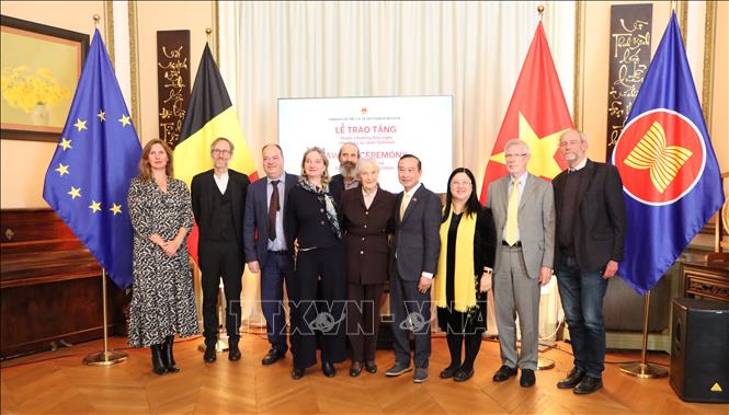 Vietnamese Ambassador to Belgium Nguyen Van Thao  and the late professor's relatives and friends. VNA Photo.: Hương Giang