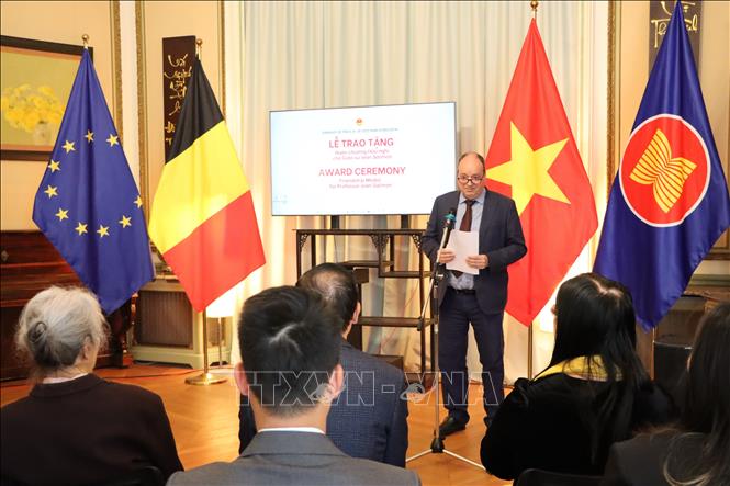 The late professor’s son Yvain Salmon speaks at the ceremony. VNA Photo.: Hương Giang