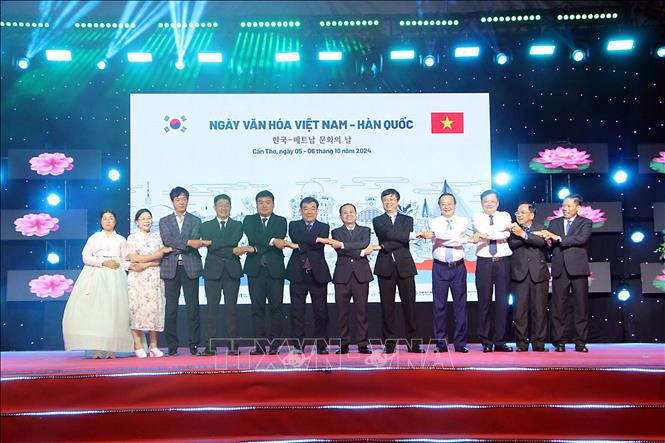 Các đại biểu thể hiện sự đoàn kết tại lễ khai mạc Ngày văn hóa Việt Nam – Hàn Quốc tại Cần Thơ năm 2024. Ảnh: Trung Kiên - TTXVN