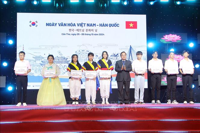 Ban tổ chức trao học bổng cho học sinh, sinh viên và trẻ em Việt - Hàn có hoàn cảnh khó khăn. Ảnh: Trung Kiên - TTXVN