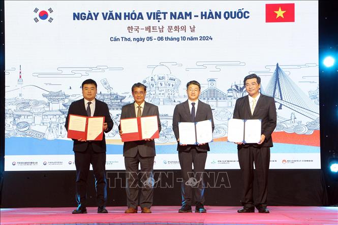 Đại biểu các đơn vị Việt - Hàn công bố Bản ghi nhớ hợp tác trong lĩnh vực giao lưu văn hóa và giáo dục. Ảnh: Trung Kiên - TTXVN