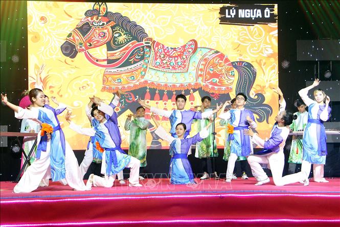 Tiết mục văn nghệ giao lưu thể hiện những nét văn hóa truyền thống và đương đại của Việt Nam. Ảnh: Trung Kiên - TTXVN