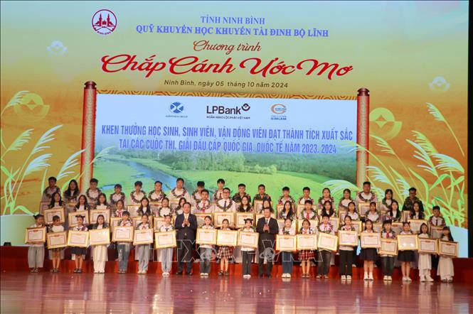 Vinh danh và tặng thưởng các em học sinh, sinh viên, vận động viên tại chương trình. Ảnh: Thùy Dung - TTXVN