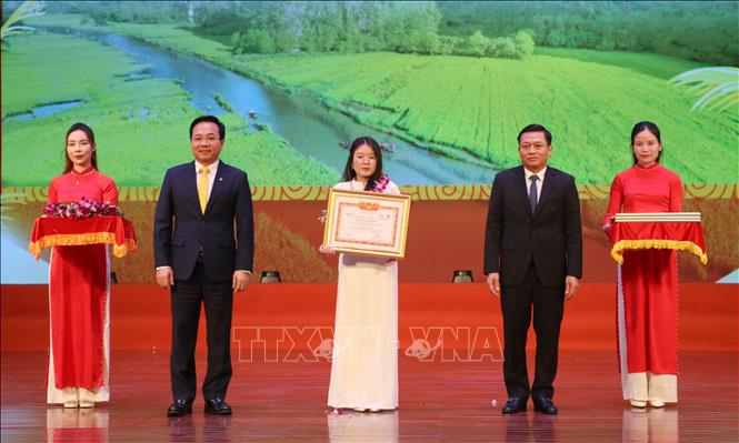 Vinh danh và tặng thưởng các em học sinh, sinh viên, vận động viên tại chương trình. Ảnh: Thùy Dung - TTXVN