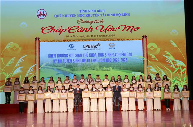 Vinh danh và tặng thưởng các em học sinh, sinh viên, vận động viên tại chương trình. Ảnh: Thùy Dung - TTXVN
