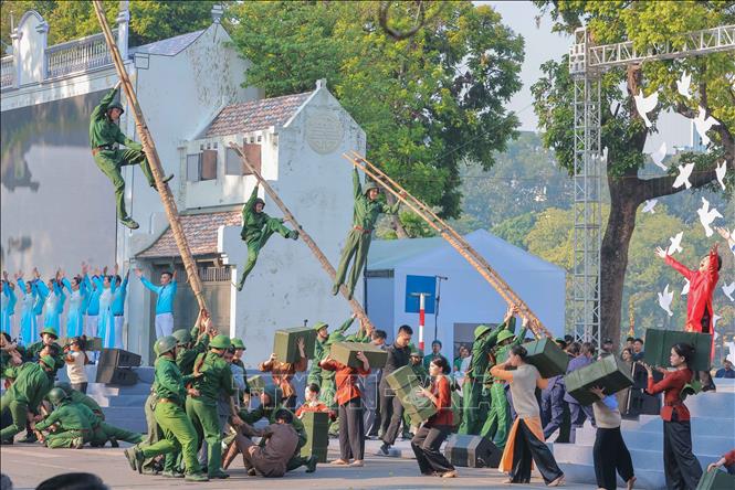 Một tiết mục đồng diễn tại chương trình khai mạc. Ảnh: Hoàng Hiếu - TTXVN