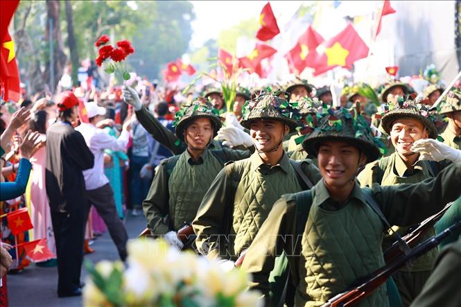 Đoàn diễu hành mô tả hình ảnh đoàn quân tiến về Hà Nội trong thời khắc lịch sử ngày 10.10.1954. Ảnh: Dương Giang-TTXVN
